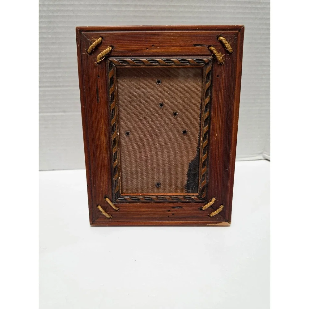 Rare Woods rustic wooden picture frame featuring a woven rope border and‎ corner